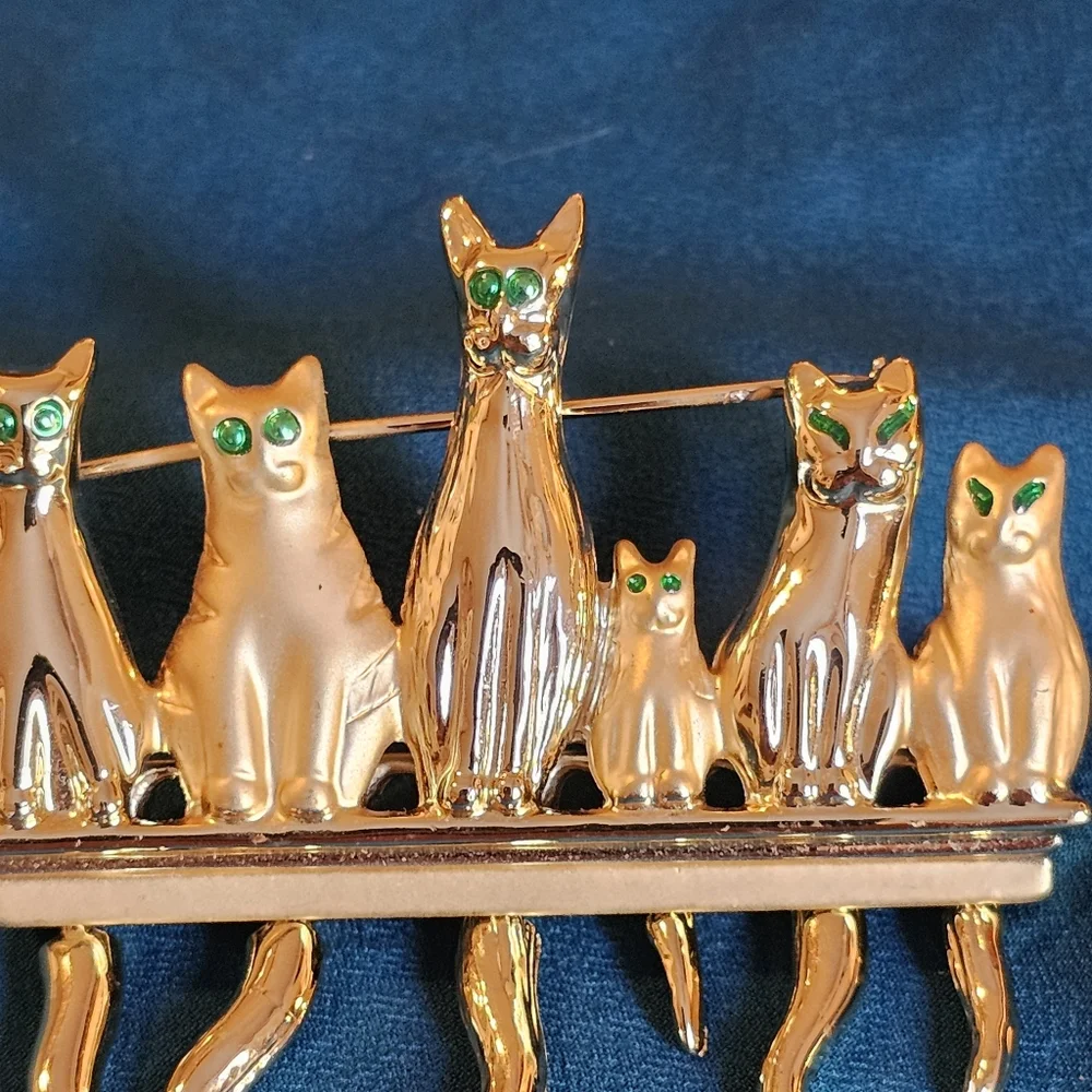 Gold Cat Brooch with Green Gem Eyes - Pets Cat
